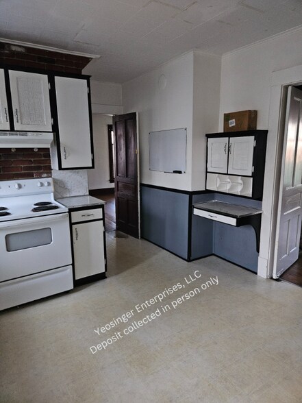 Building Photo - 408 W Maple Ave