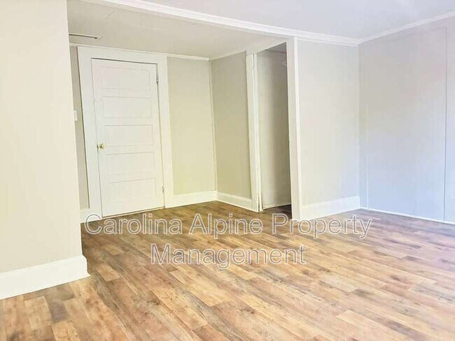 Building Photo - 321 N Poplar St