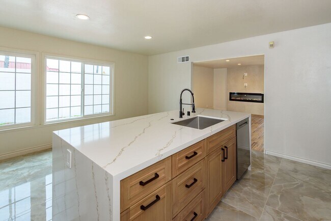 Building Photo - Your Newly Renovated Huntington Beach Oasi...