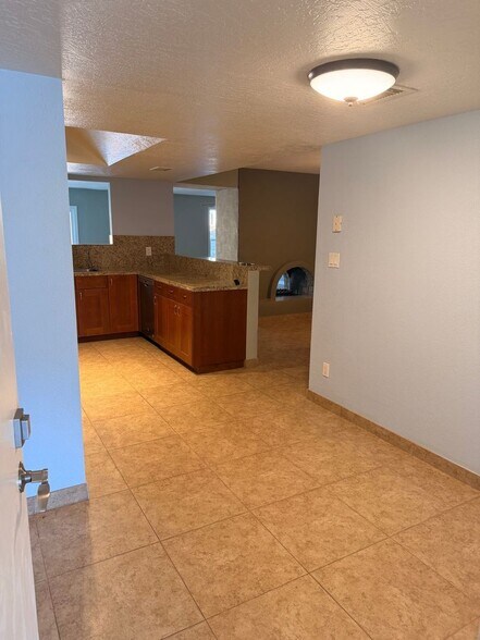 Building Photo - 7850 E Granada Rd