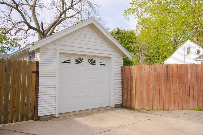 Building Photo - Beautiful Family Home Near Downtown And Hospital!