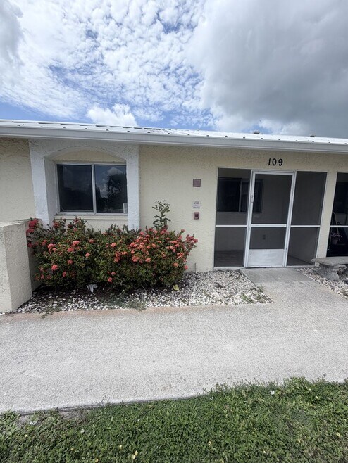 Building Photo - 5004 Chiquita Blvd S