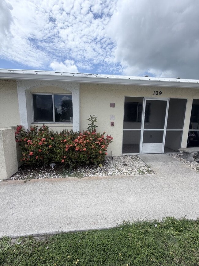 Building Photo - 5004 Chiquita Blvd S