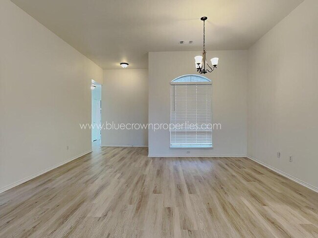 Building Photo - 615 Douglas Dr