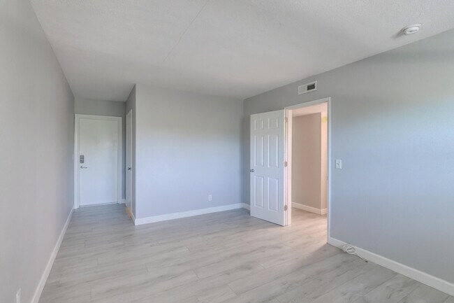 Building Photo - 2591 NE 55th Ct