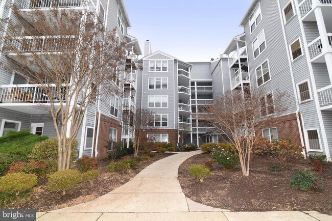 Building Photo - 3175 Summit Square Dr