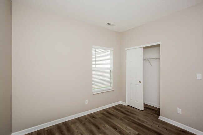 Building Photo - 573 Farnham Dr