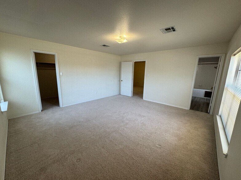 Building Photo - 1204 Bristol Dr