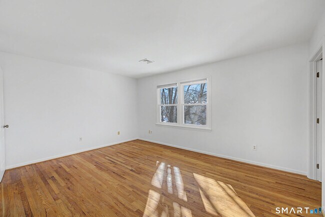 Building Photo - 7 Dean St