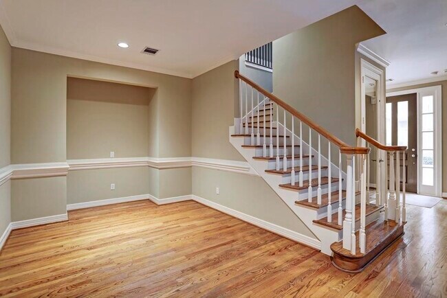 Building Photo - 516 S Post Oak Ln