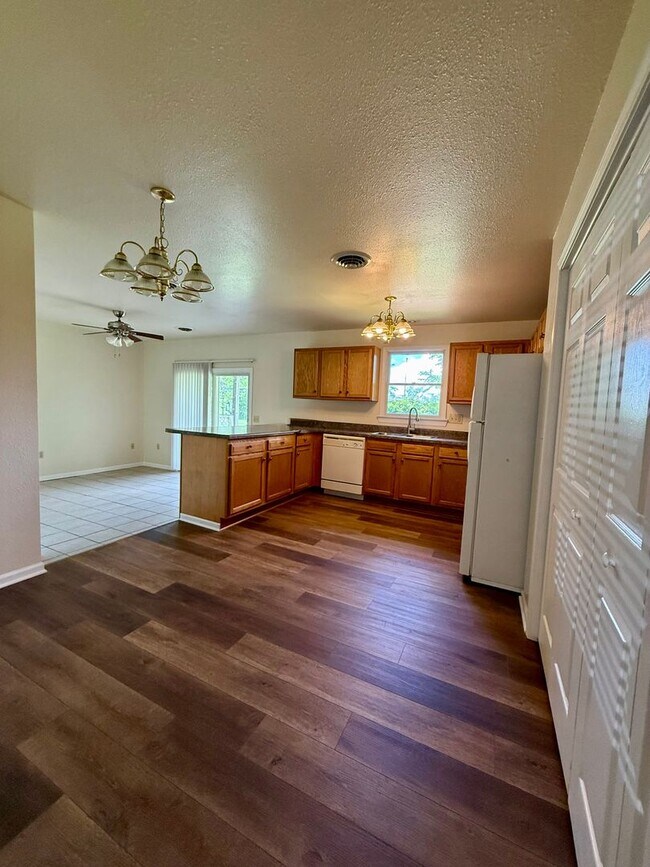 Building Photo - 1555-MF2-E4
