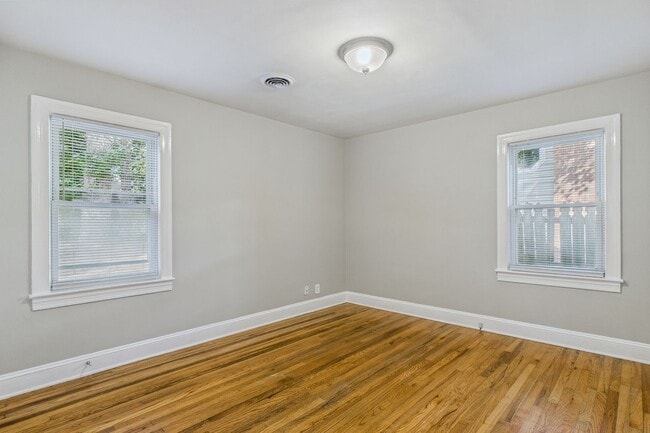 Building Photo - Adorable Home, Harwood Floors and Convenie...