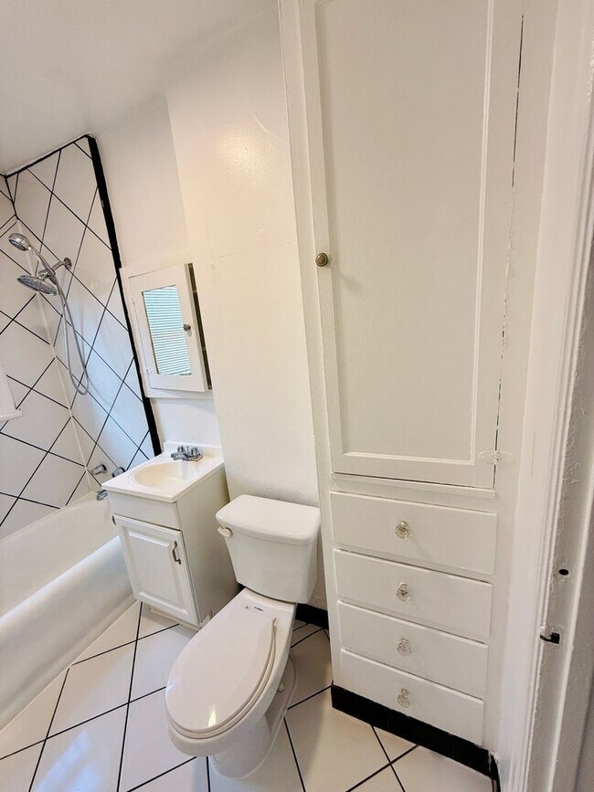 Building Photo - 1801 W 39th St