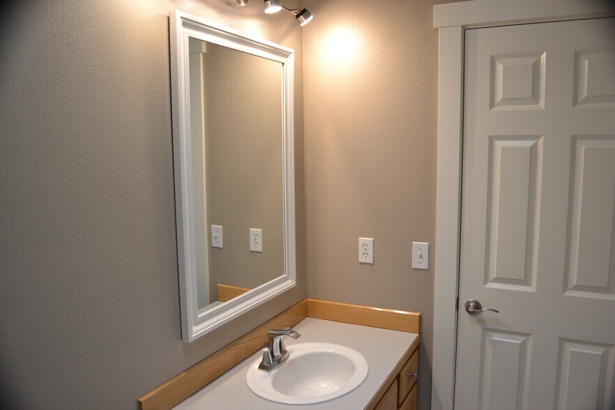 Building Photo - 208 Boylston Ave E