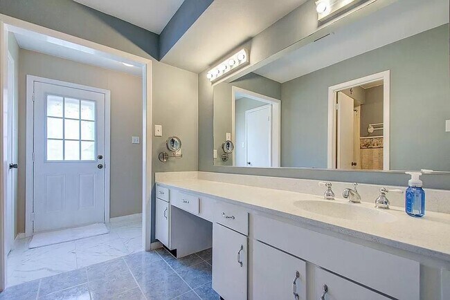 Building Photo - 2722 N Doral Dr