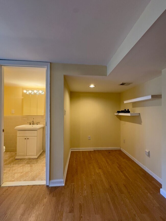 Building Photo - Charming 2 Bedroom/1.5 Bathroom Townhome in Nottingham, MD!