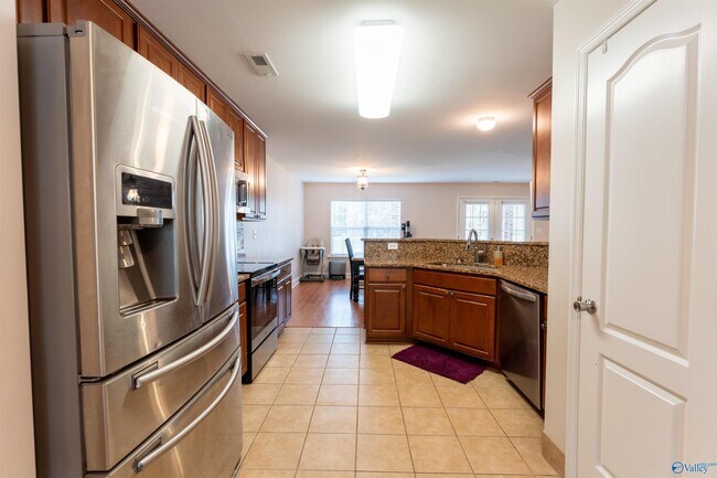 Building Photo - 2524 Oak Pl Dr SE