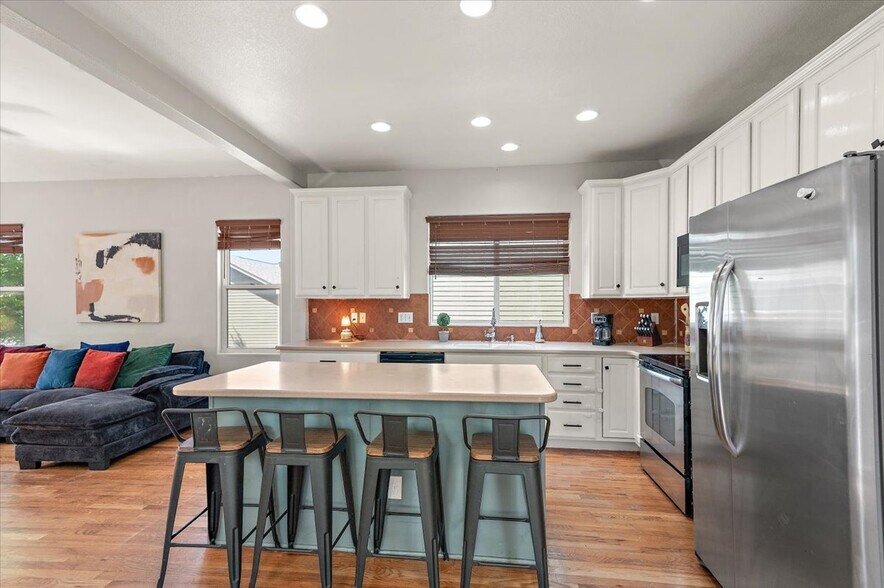 Building Photo - 2475 Saint Paul Dr