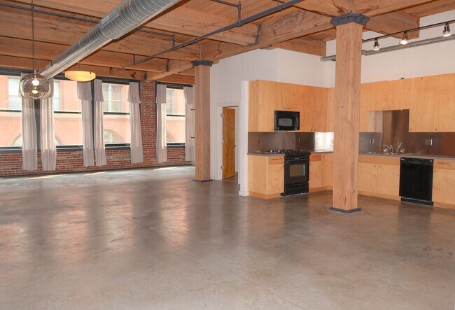 Building Photo - Live in the Heart of the Downtown Loft Dis...