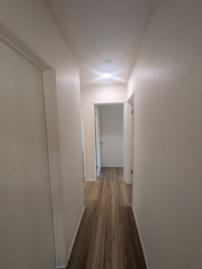 Building Photo - $$$$$$500 MOVE IN BONUS!!!!Freshly Remodel...
