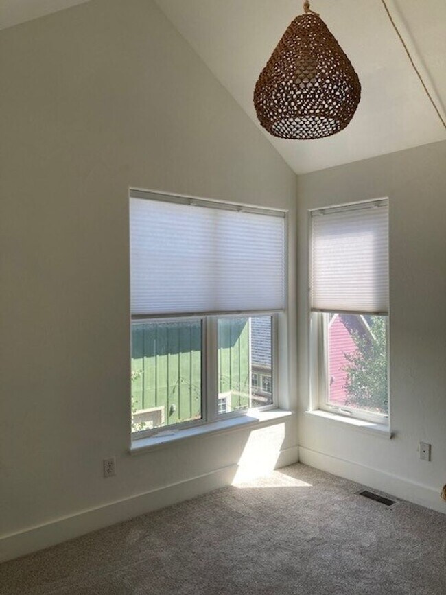 Building Photo - Charming in the Heart of Bozeman