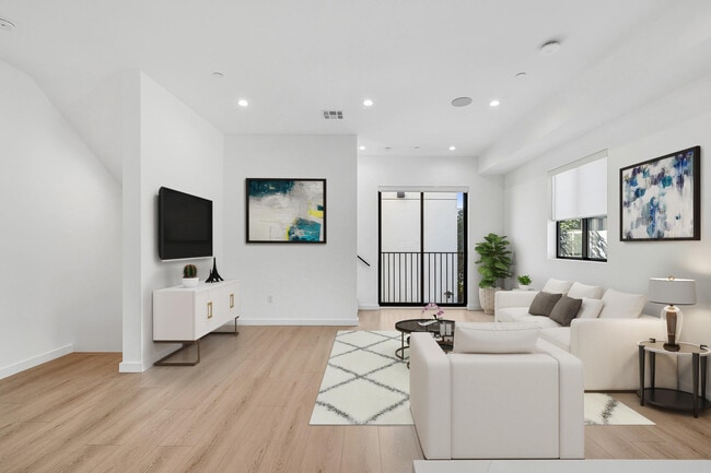 Building Photo - 13843 Burbank Blvd