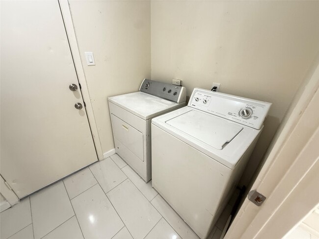 Building Photo - 12023 Sagecliff Dr