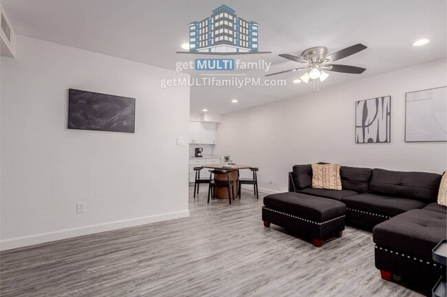 Building Photo - 515 W Pebble Beach Dr