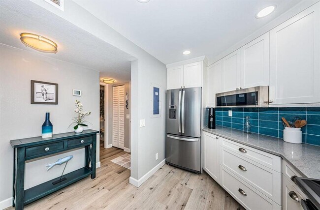 Building Photo - 6295 Bahia Del Mar Cir