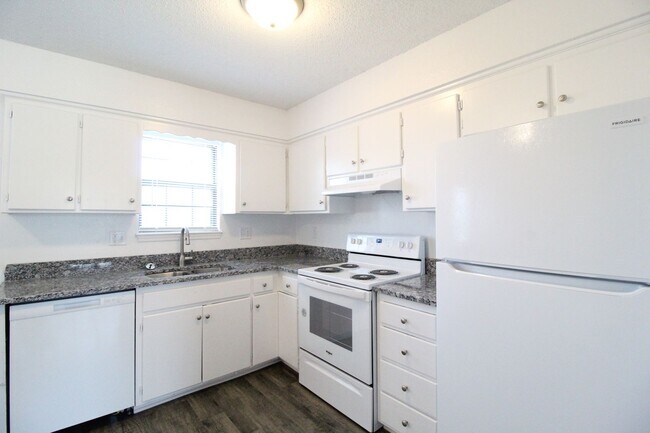 Building Photo - Updated 3 Bedroom 2 Bath Duplex in Olathe