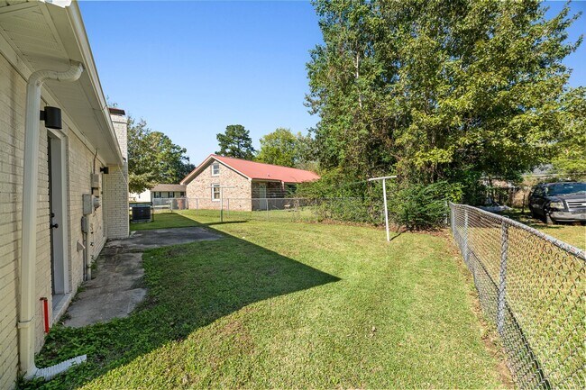 Building Photo - Beautifully Renovated Brick Home in a Quiet, Established Neighborhood