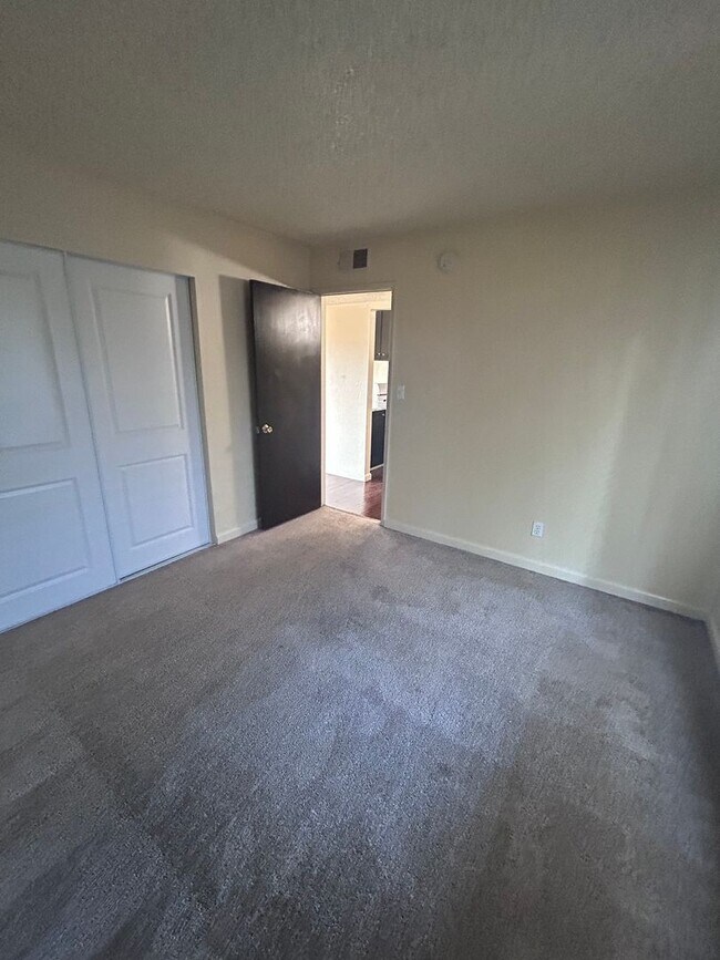 Building Photo - Downstairs Apartment Available in Visalia Now!