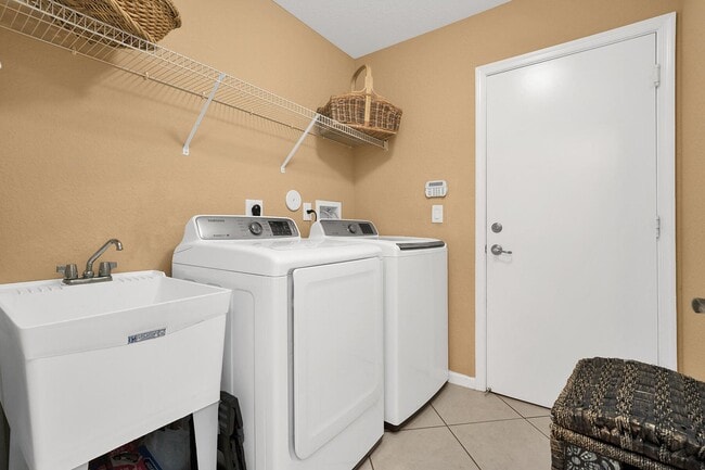 Building Photo - 7632 Corkwood Ave