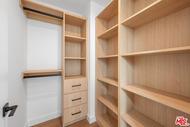 Building Photo - 726 Robinson St