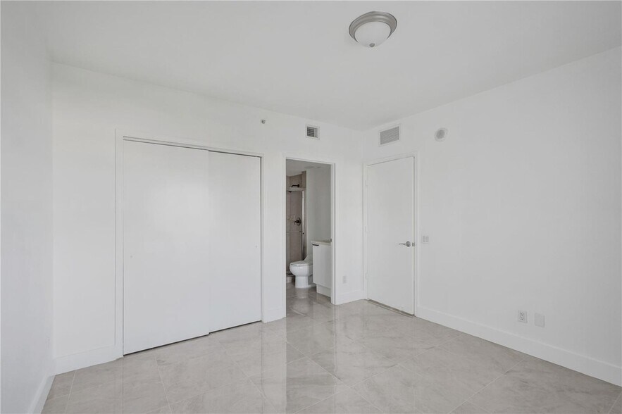 Building Photo - 14951 Royal Oaks Ln