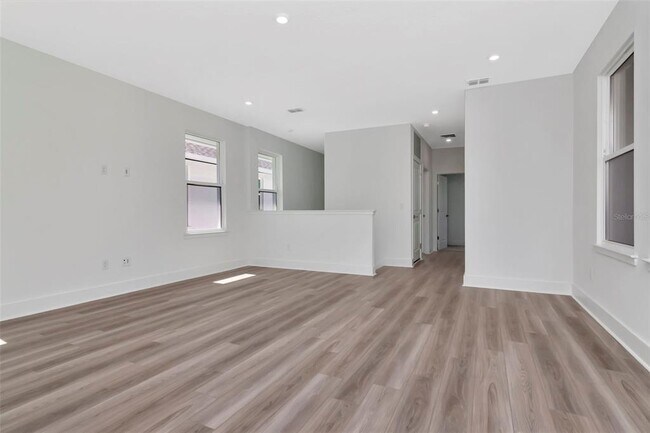 Building Photo - 402 E Oak Ave