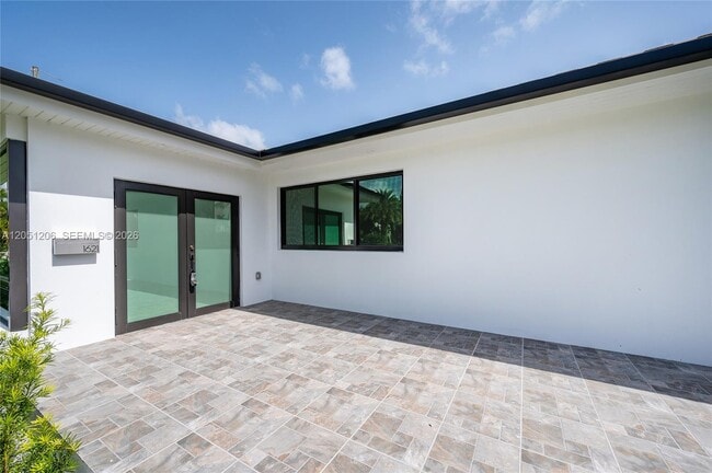Building Photo - 1621 S Treasure Dr