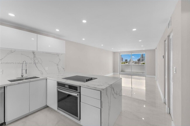 Primary Photo - 1331 Lincoln Rd