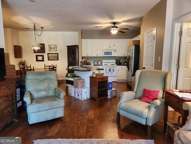 Building Photo - 1015 Holly Dr