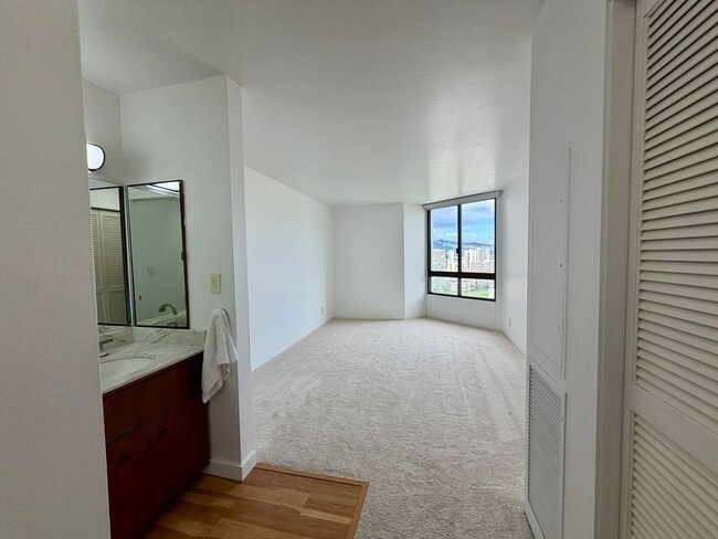 Building Photo - Luxury High-Floor Condo with Panoramic Ocean & Diamond Head Views | 2 Parking | Great Building Am...