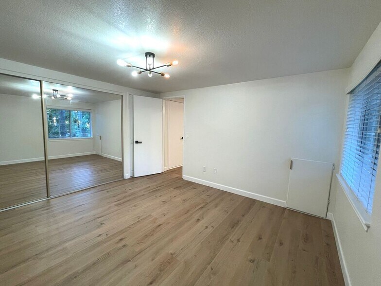 Building Photo - 3141 Hillview Dr N