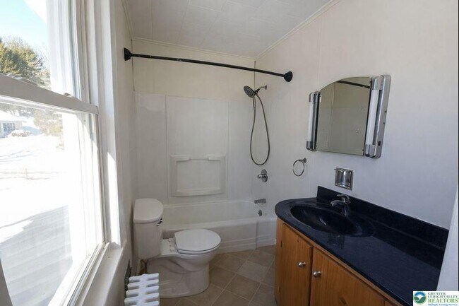 Building Photo - 221 Oak St