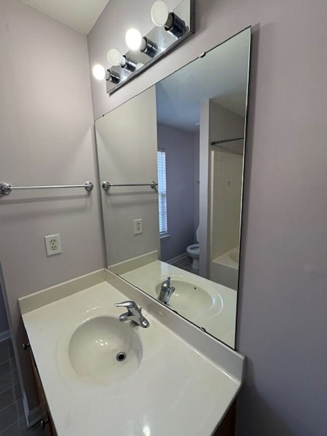 Building Photo - Cozy Living