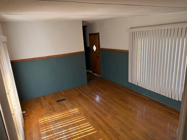 Building Photo - AVAILABLE NOW!