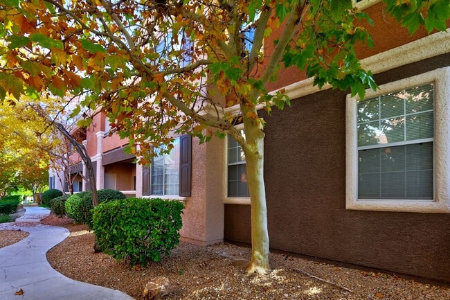 Building Photo - FANTASTIC HIGHLY UPGRADED UNIT FACING THE PARK AND POOL.