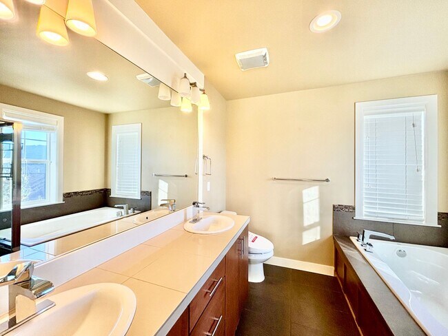 Building Photo - Stunning Issaquah Highlands View Home | 4 Bed + 3.5 Bath | Mountain Views & Prime Location