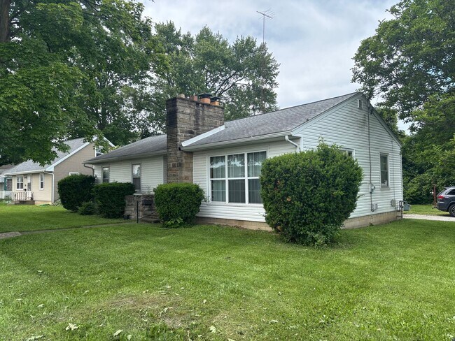 Building Photo - 3 Bedroom Home