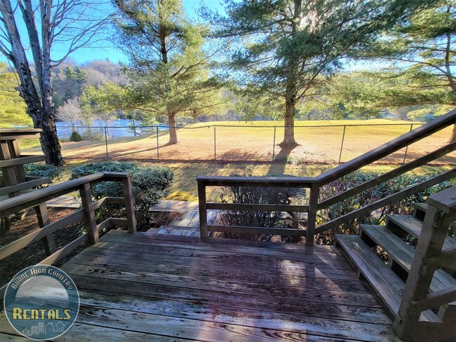 Building Photo - 1/1.5 Townhome located near Boone Golf Course!