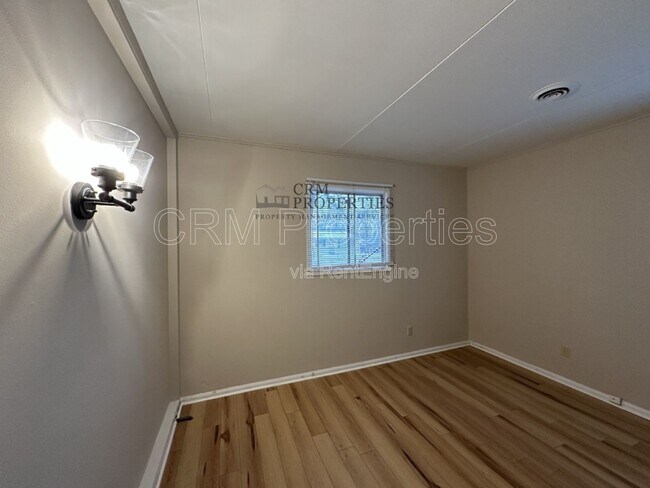 Building Photo - 1020 E Fischer St