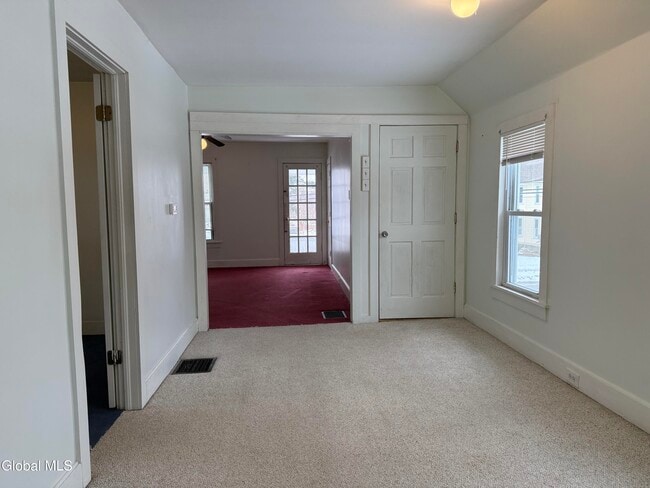 Building Photo - 172 Kingsboro Ave